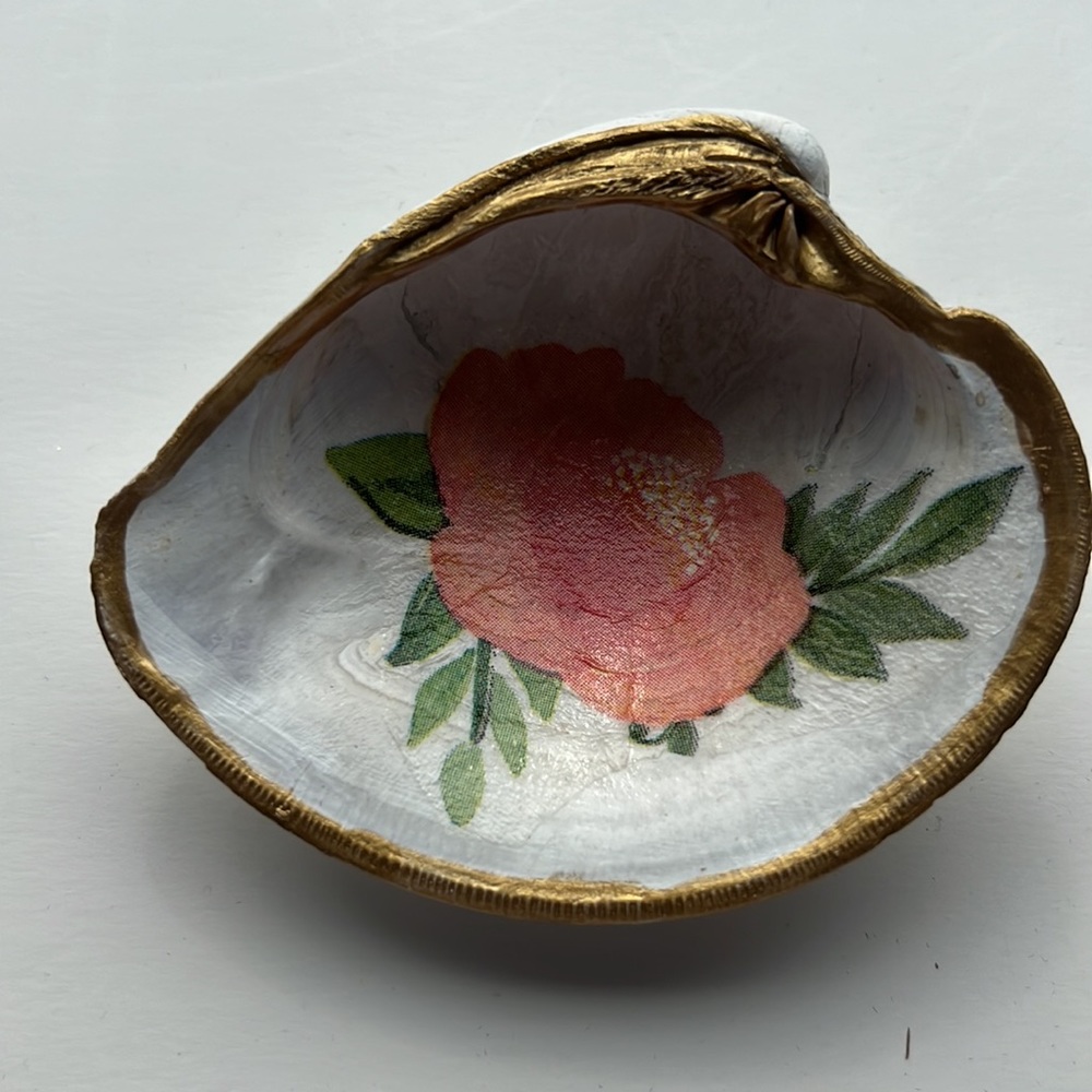 Clam Shell trinket holder Pink Flower gold tone trim